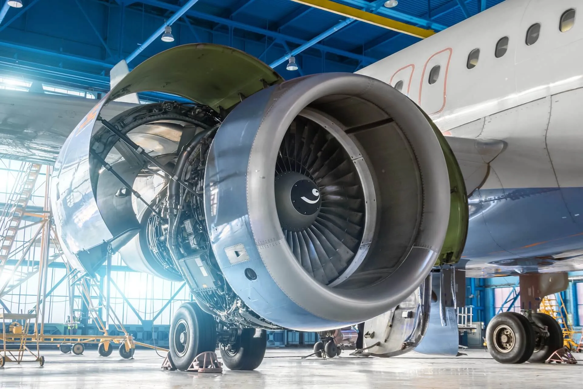 Samolot w hangarze – nowoczesne rozwiązania przemysłowe dla branży lotniczej